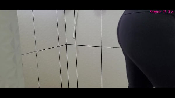 Esposa Rabuda gostosa rebolando no banho depois da academia!