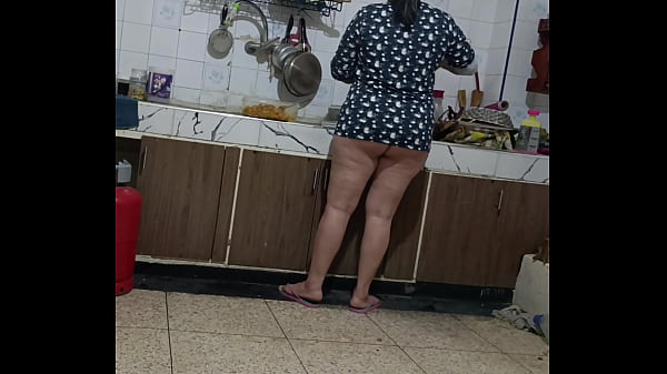 Seduced by the aunt, I feel her on my cock so she can give me a good cumshot
